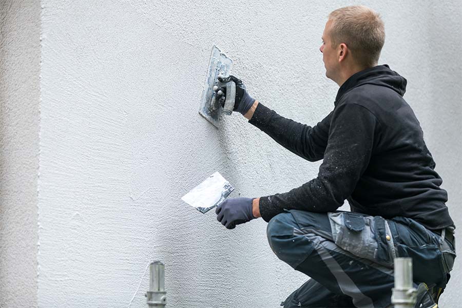 Haagse Stukadoor aan het stucen in Den Haag